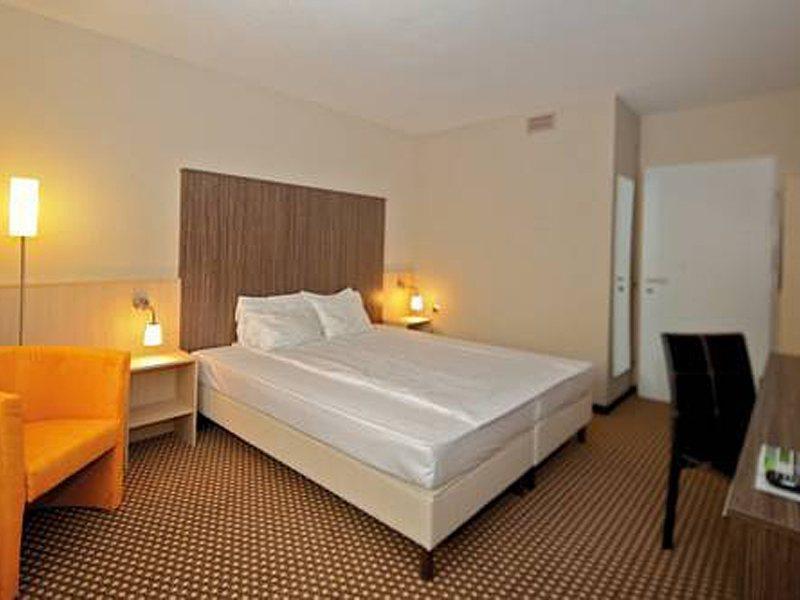 Best Western Smart Hotel Voesendorf Exterior photo